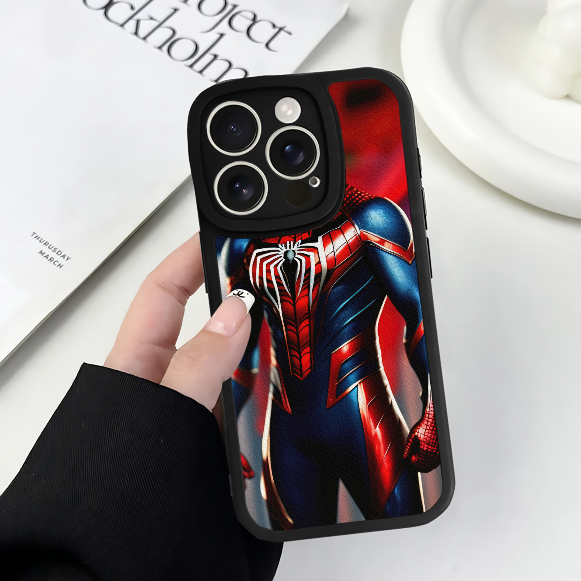 （画像用） Spider Man スパイダーマン 【iPhone 16シリーズ対応】シリコンスマホケース（レザー調） 材質：シリコン